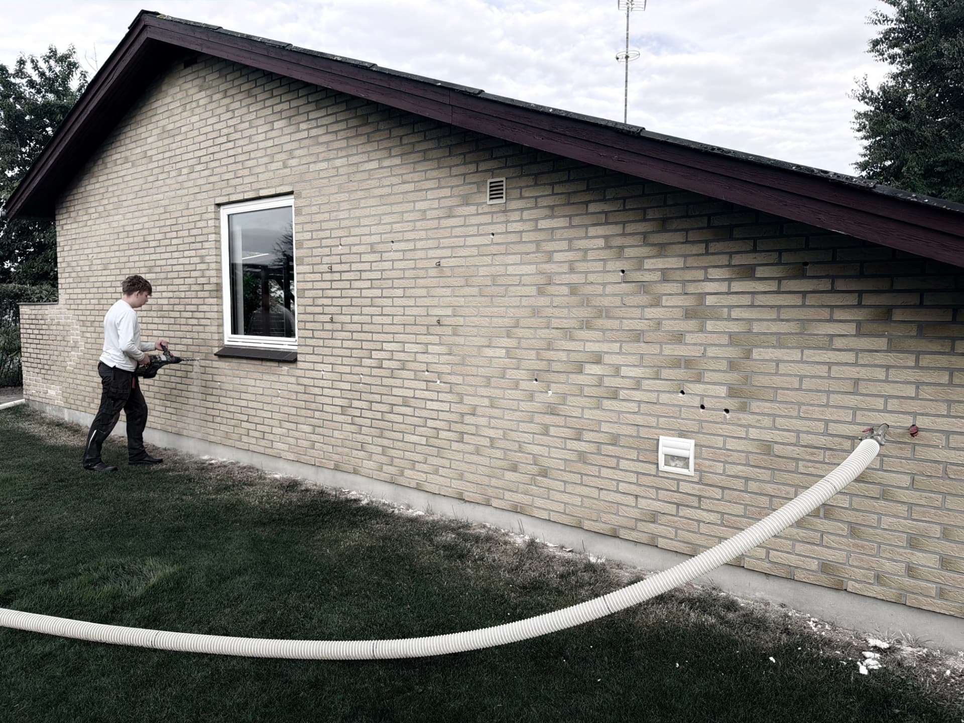 Isosafe borer huller i ydermuren for at isolere hulmuren